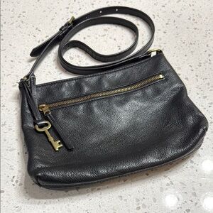 Fossil Crossbody Black Leather w key charm GUC brass/gold tone hardware Casual